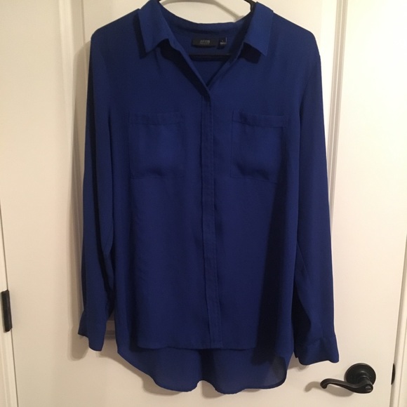 (2) Long-sleeve button downs - Picture 5 of 7
